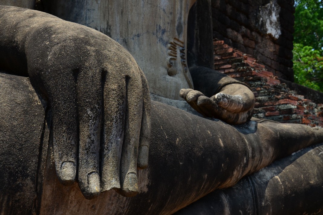 Touching the earth in Sukhothai. Photo by: David Luekens.