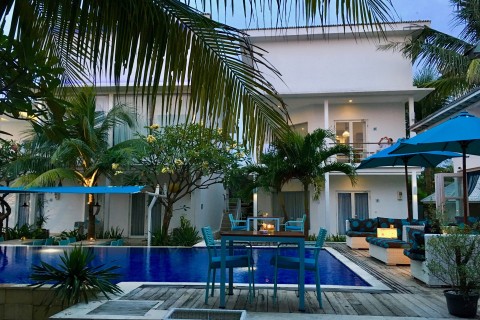 Smart modern digs by the pool. Photo by: Sally Arnold.
