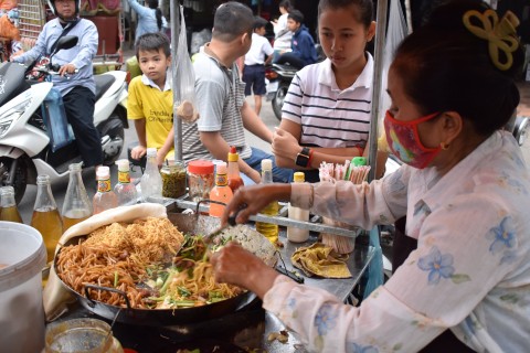 <em>Lort cha</em> being thrown together on a food cart by BKK1 market. Don’t be shy about trying! Photo by: Stuart McDonald.