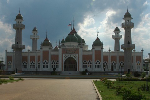 Pattani is not short on mosques. Photo by: Stuart McDonald.