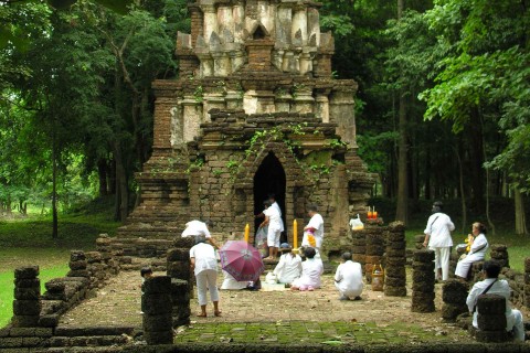 Temple ceremony, Si Satchanalai. Photo by: David Luekens.