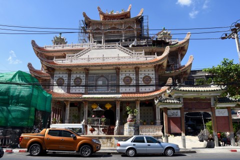 The five storeys of Wat Chue Chang. Photo by: David Luekens.