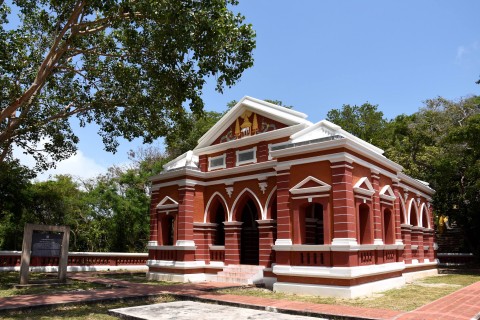 Sala Phra Wihaan Daeng, a pavilion built by order of King Rama V. Photo by: David Luekens.