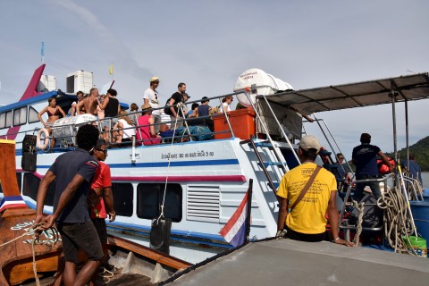 Transferring from a Krabi–Lanta ferry to a longtail to Ko Jum. This can get hairy in rough seas. Photo by: David Luekens.